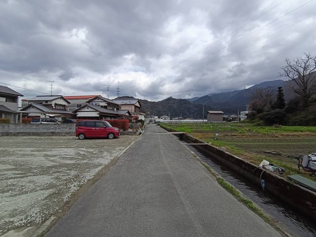 西条市中野甲718-1　売土地の周辺|前面道路　幅員約4m