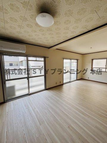 仲介手数料0円！牧の原中央マンションの居間・リビング