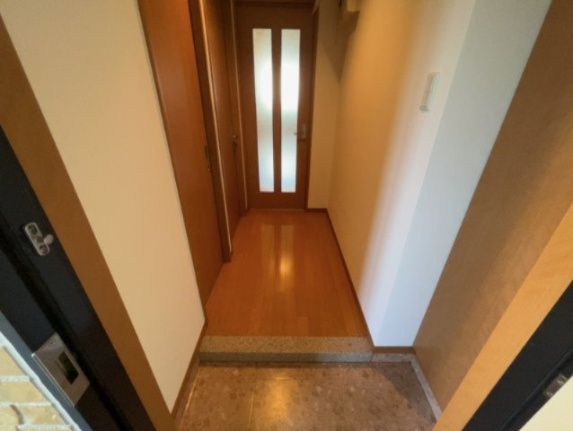 ルミナスTの玄関|別部屋反転間取りのお写真となります。