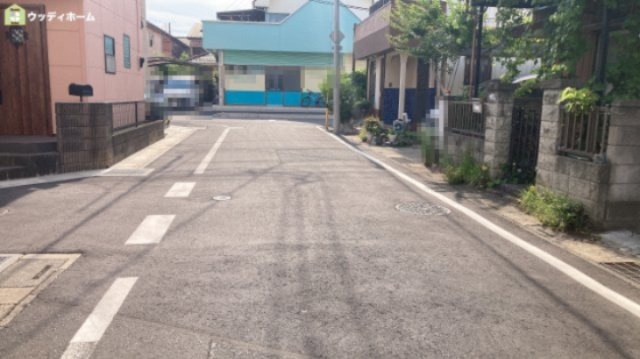 川口市伊刈　中古一戸建ての前面道路含む現地写真