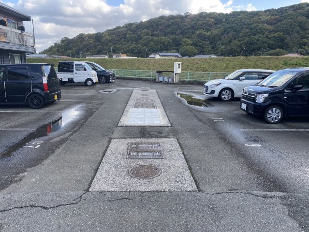 レオグランデ天道Ａ・Ｂ・αの駐車場