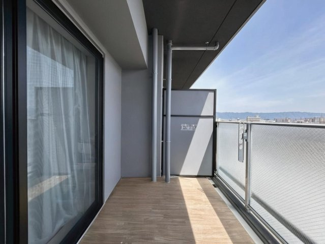 グランドパレス長田のバルコニー|奥行きのある広々としたバルコニー。洗濯物を干しやすいだけでなく、晴れた日には開放感のある眺望も楽しめ