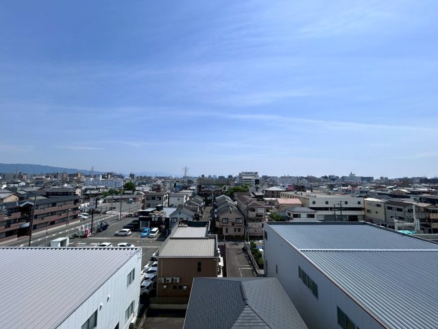 グランドパレス長田のキッチン|開放感のある眺望が広がり、晴れた日には空の広さを身近に感じられる気持ちの良い住環境です。