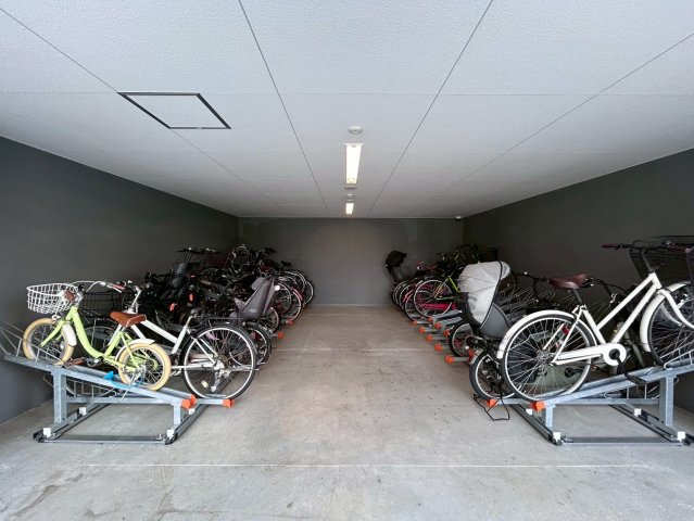 グランドパレス長田の駐輪場|整理された駐輪場が設けられており、自転車を利用される方にも使いやすい共用スペースです。