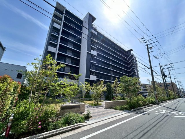 グランドパレス長田の外観|重厚感のある外観が印象的なマンション。植栽も美しく整えられ、住まいの第一印象を上質に演出します。