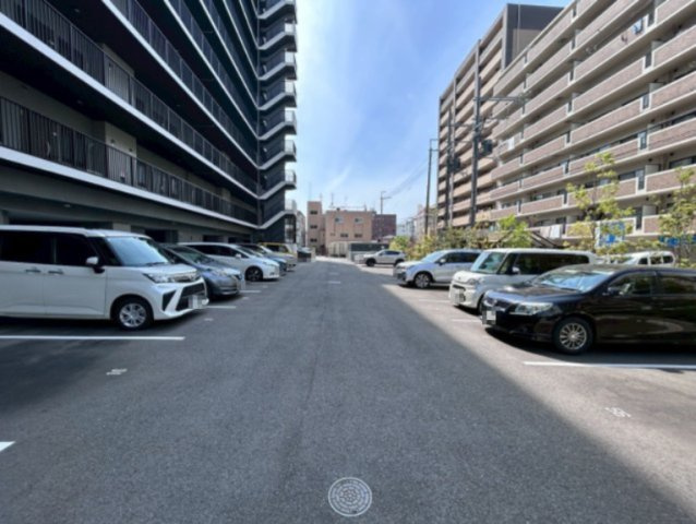 グランドパレス長田の駐輪場|敷地内駐車場を完備。お車をご利用の方にも安心で、日々の移動やお出かけも快適です。