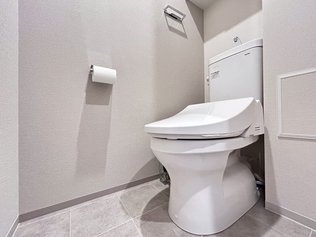 グランドパレス長田のトイレ|白を基調とした清潔感のあるトイレ空間。すっきりとしたデザインで、毎日快適にお使いいただけます。