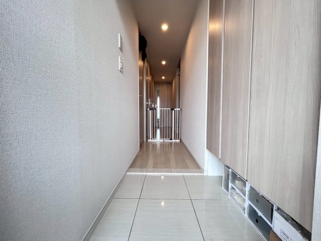 グランドパレス長田の玄関|明るくゆとりのある玄関スペース。収納も備わっており、ご家族の靴や小物もすっきり整理できます。