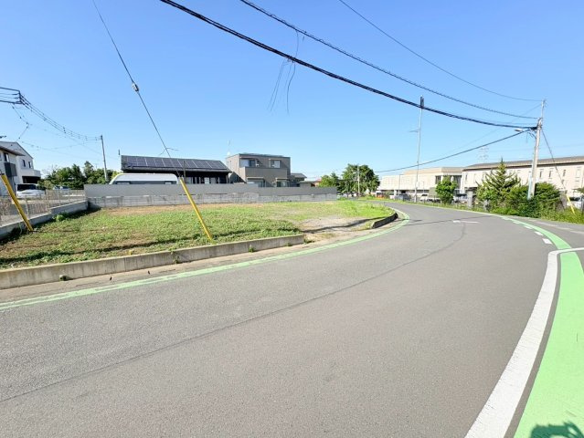 坂戸市新堀　建築条件なし売地　「坂戸駅」徒歩34分　敷地110坪　【入西小学区】の前面道路含む現地写真
