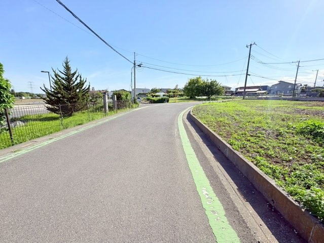 坂戸市新堀　建築条件なし売地　「坂戸駅」徒歩34分　敷地110坪　【入西小学区】の前面道路含む現地写真