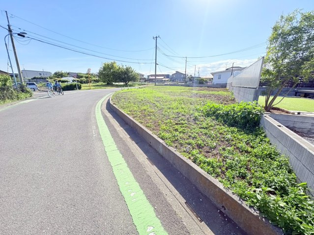 坂戸市新堀　建築条件なし売地　「坂戸駅」徒歩34分　敷地110坪　【入西小学区】の前面道路含む現地写真