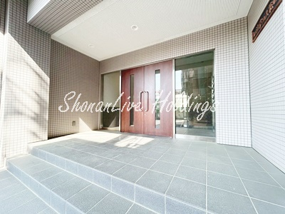 藤沢市花の木の賃貸マンションのエントランス