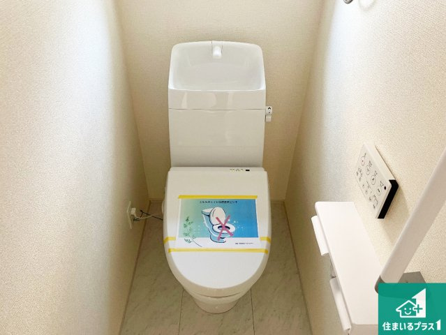 西脇市西脇　第16期　新築一戸建てのトイレ|1・2階の2ヶ所にあるので、朝の忙しい時間の順番待ちもなく、深夜の利用にも大変便利です。