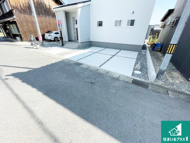 西脇市西脇　第16期　新築一戸建ての駐車場|並列２台駐車可能！ゆとりの駐車スペースで車庫入れもスムーズ！

