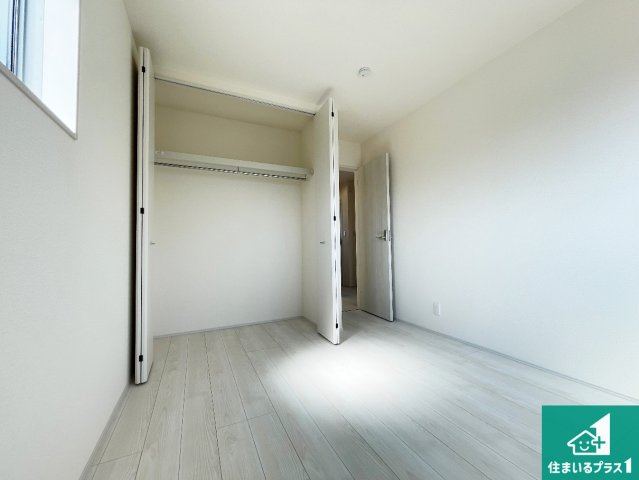西脇市西脇　第16期　新築一戸建ての洋室|収納スペースが充実しているので子供の成長に合わせてたくさん収納ができます！家族構成に合わせた様々な活用ができる収納！