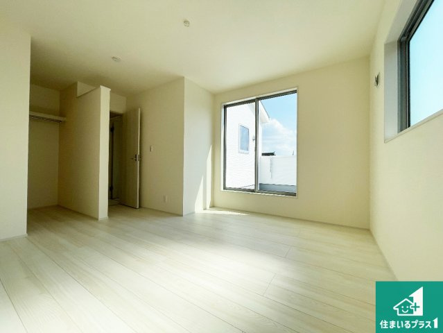 西脇市西脇　第16期　新築一戸建ての洋室|寝室は心地よい眠りについてもらいたくて、シンプルかつ開放的な空間な設計にしています！大きな窓から差し込む日が心地いいです♪