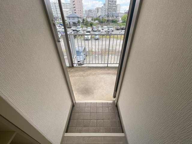 コーポサントーレアの玄関|陽当たり良好なバルコニーです