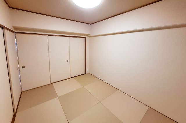 メゾンドール堺の和室|和室：半帖畳新調、クロスと襖を貼替え済み。