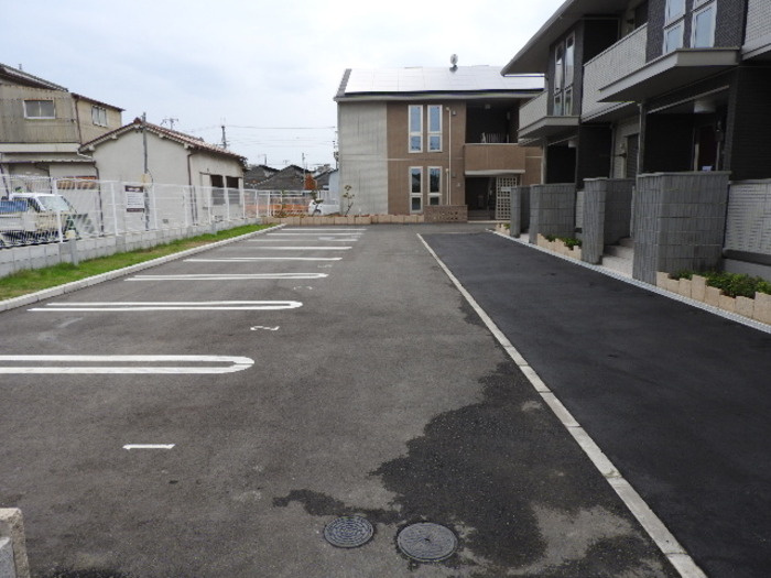 泉大津市東港町のハイツの駐車場|駐車場があるので、車を買う予定の方も安心です
