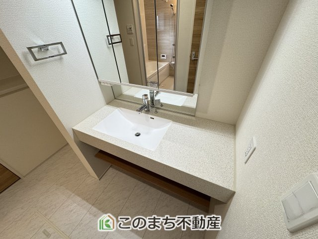 ブルーミングガーデン宇都宮市江曽島町の洗面所|同社施工物件の写真です。※建具やフローリング、その他仕様が違う場合がございます。シャンプードレッサーで朝の身支度♪伸びるホースでお掃除も簡単清潔です！
