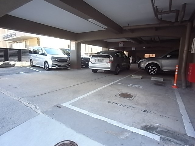 コンフォート六甲道の駐車場