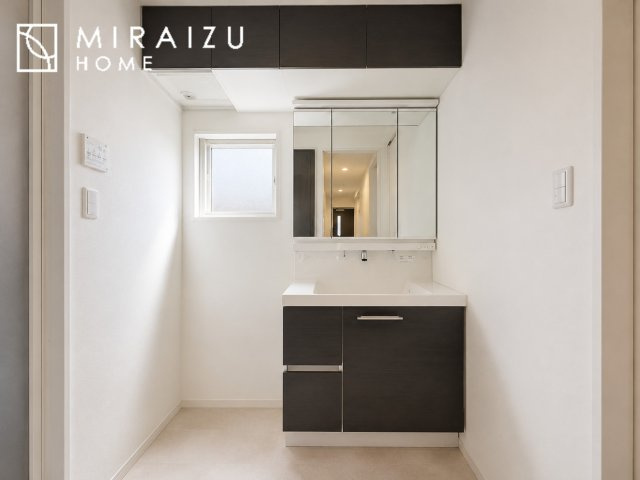 【独立洗面台】 | ※家具消し処理をしている関係で実際の形状と異なる箇所がある場合がございます、洗面台です。収納棚もとても充実しております。コスメが大好きな奥様も、女子力高いご主人様もきっとご満足いただける収納力です。