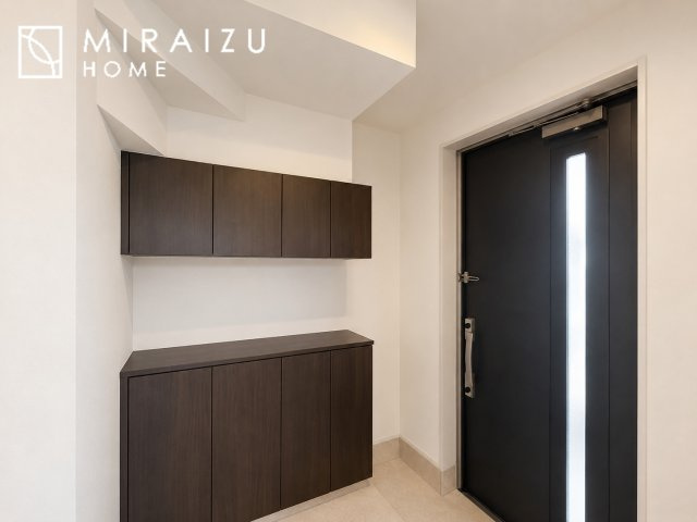 【玄関】 | ※家具消し処理をしている関係で実際の形状と異なる箇所がある場合がございます、いってきます♪ただいま♪明るい声が聞こえてきそうな玄関。ナチュラルなカラーがとても清潔感のある造りです♪