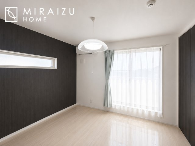 【洋室】 | ※家具消し処理をしている関係で実際の形状と異なる箇所がある場合がございます、居心地の良さそうなリラックスできる空間。独立性のある建物ですので、ご自分の時間を大切にしたご家族様にぴったりです！
