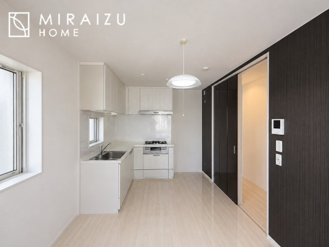 【居間・リビング】 | ※家具消し処理をしている関係で実際の形状と異なる箇所がある場合がございます、陽当たりが心地の良いリビング空間です。