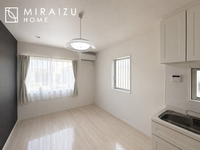 【居間・リビング】 | ※家具消し処理をしている関係で実際の形状と異なる箇所がある場合がございます、大きな窓が特徴のリビングでは、太陽光も沢山取り込むことが出来てお家の中にいても日光浴が可能ですね、開放的な空間です。
