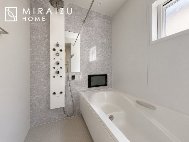 【浴室】 | ※家具消し処理をしている関係で実際の形状と異なる箇所がある場合がございます、清潔感のある広い浴室が自慢です。