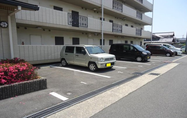 滋賀県草津市1棟売りマンション　　サンクリエートハヤシ「満室稼働中！」の駐車場