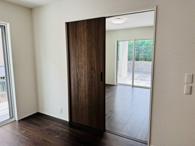 八王子市　散田町　新築一戸建て　２５ー１期の寝室|～1階5.6帖の洋室と6.0帖の洋室は、引戸で行き来が可能です～