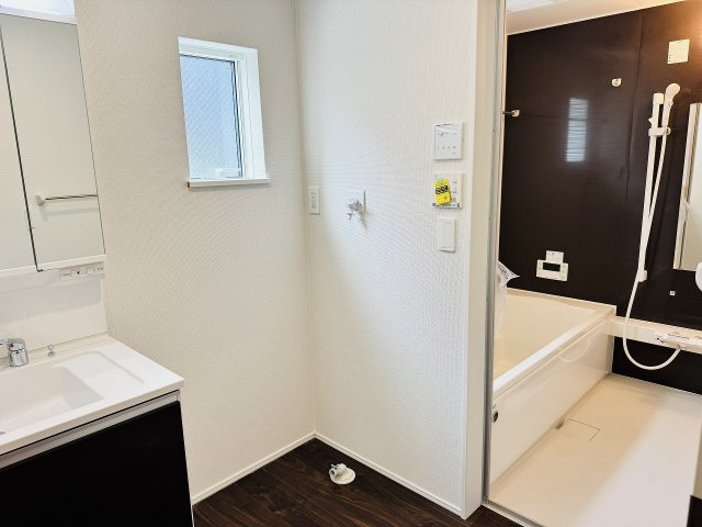 八王子市　散田町　新築一戸建て　２５ー１期の脱衣所|～窓付きで明るい洗面所　換気もしやすいです～
