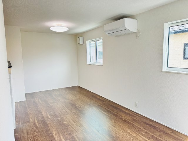 八王子市　散田町　新築一戸建て　２５ー１期の居間・リビング|～14.5帖の明るいLDKで、家族団欒の時間をお過ごしいただけます～
