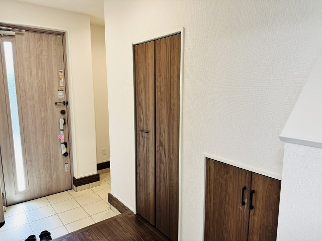 八王子市　散田町　新築一戸建て　２５ー１期の玄関|～シューズインクロークや玄関収納あり　物が溢れがちな玄関をスッキリとした状態に保てます～