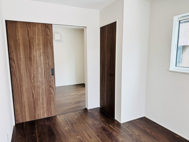 八王子市　散田町　新築一戸建て　２５ー１期の子供部屋|～1階5.6帖の洋室と6.0帖の洋室は、引戸で行き来が可能です～