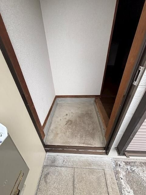 横須賀市追浜南町２丁目のアパートの玄関