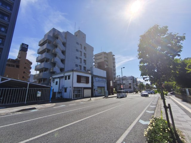 浦和区仲町　角地ビル用地の前面道路含む現地写真