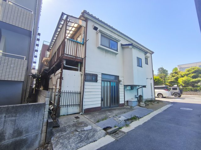 浦和区仲町　角地ビル用地の前面道路含む現地写真