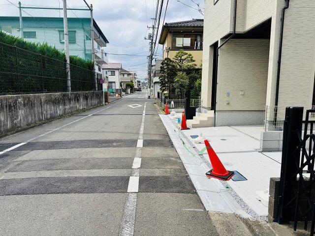 八王子市　散田町　新築一戸建て　２５ー１期の前面道路含む現地写真|～南西側6ｍ道路に面しています～