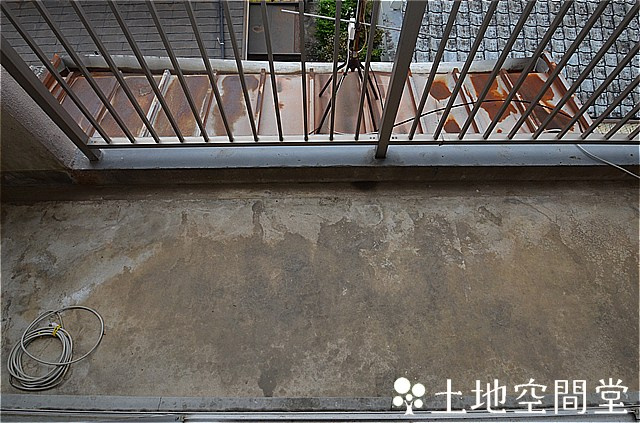 鷹見台ビルのバルコニー