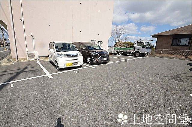 鷹見台ビルの駐車場