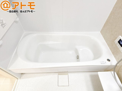 【浴室】 | 駿河区石田1丁目5期　新築戸建　1号地 | お子様やお年寄りが使いやすいだけでなく、半身浴にも便利なベンチタイプの湯舟です。お湯の節約にも！