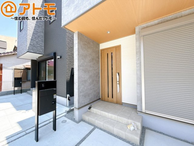 【玄関】 | 駿河区石田1丁目5期　新築戸建　1号地 | 落ち着いた色合いの玄関はダブルロックで防犯性に優れた仕様になっています♪