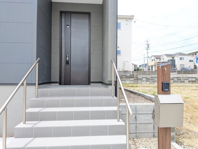 リーブルガーデン知多市梅が丘第5　3号棟の玄関|セキュリティー対策付きの玄関ドアとポスト