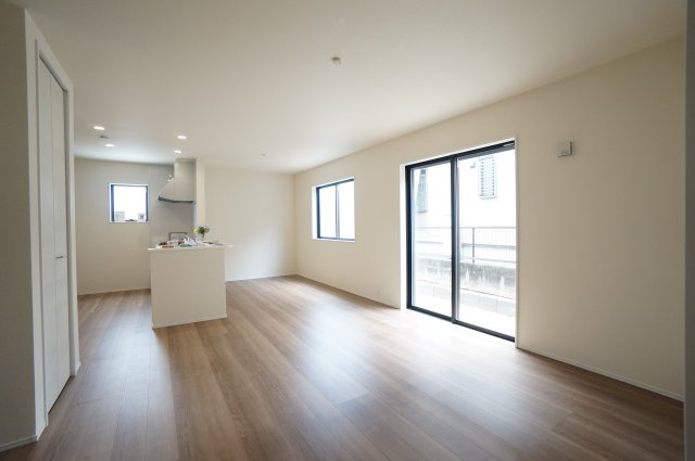 リーブルガーデン知多市梅が丘第5　3号棟の居間・リビング|17.5帖のLDKは陽射しが差し込む明るい空間！5帖洋室と繋がり開放感もあります。