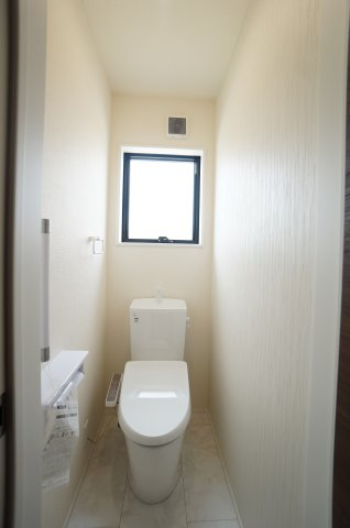 リーブルガーデン知多市梅が丘第5　3号棟のトイレ|1階2階にトイレがあり、家族の朝の身支度時間もスムーズに！温水洗浄便座で冬は暖かく快適です！！