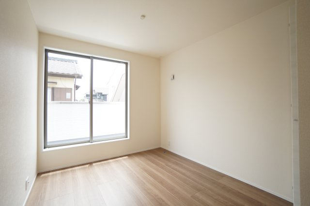 リーブルガーデン知多市梅が丘第5　1号棟の洋室|2階5.44帖洋室はバルコニーに面した明るい居室。