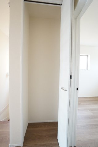 リーブルガーデン知多市梅が丘第5　1号棟の収納|2階ホールのクローゼット！お掃除道具やファミリークローゼットとしても便利！
